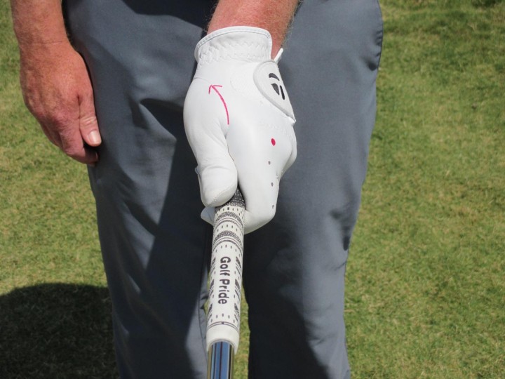 STERKE GRIP: Hier zie je duidelijk de rode stip op mijn eerste knokkel. De linker duim is iets over de grip.