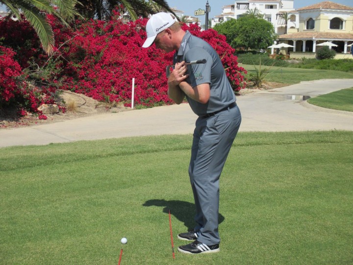 Draai je schouders en heupen tot elf uur om je gewicht naar links te brengen.