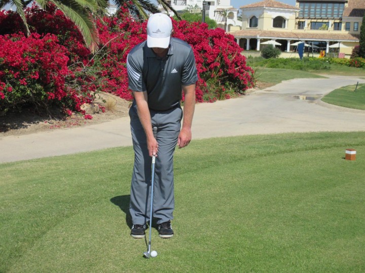 Voor de juiste grip begin met je rechterhand om de hoogte van je handen te bepalen.