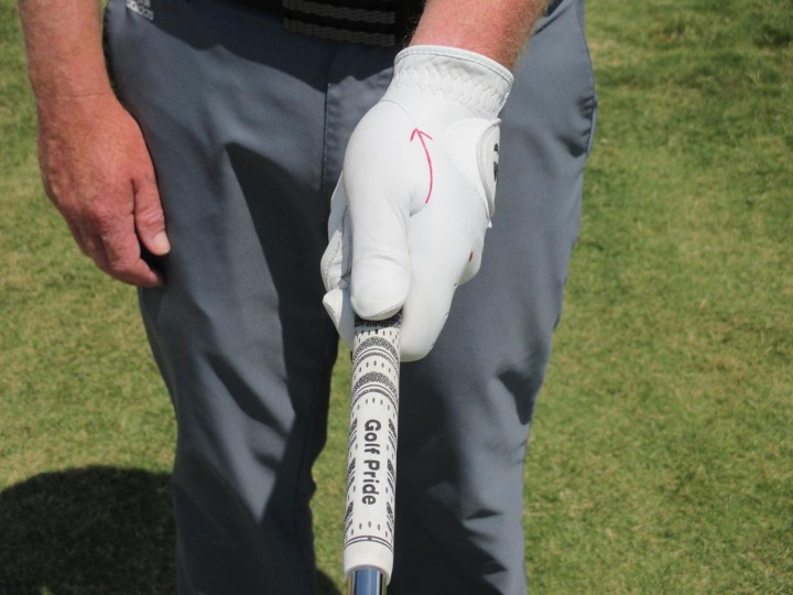 ZWAKKE GRIP:Hier zie je de rode stip minder duidelijk op mijn eerste knokkel. De linker duim is recht boven op de grip.