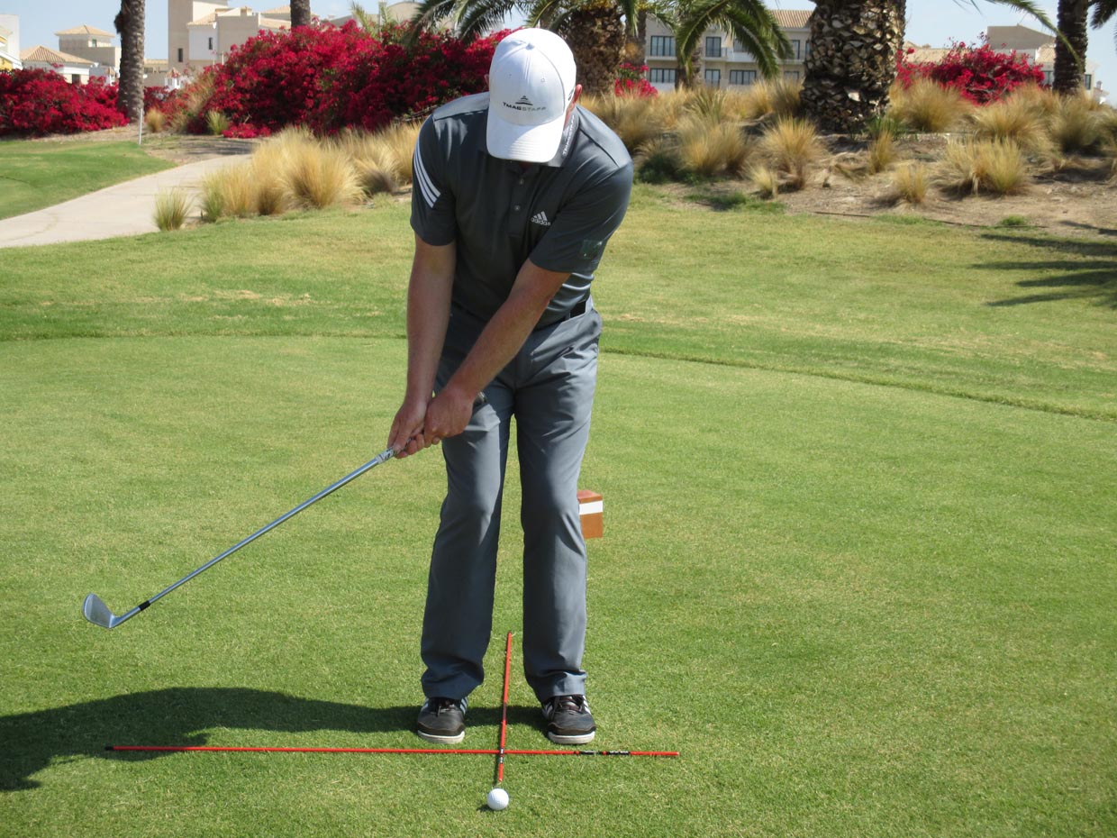 Maak je achterzwaai vanuit je armen en schouders tegelijkertijd. Hou je handen op dezelfde positie zonder te bewegen.