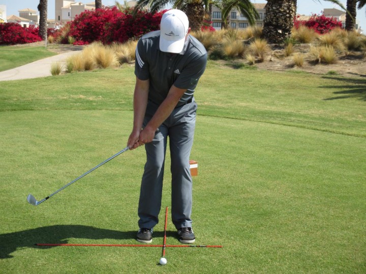 Maak je achterzwaai vanuit je armen en schouders tegelijkertijd. Hou je handen op dezelfde positie zonder te bewegen.