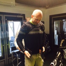 De fitting van het K Vest met sensoren.