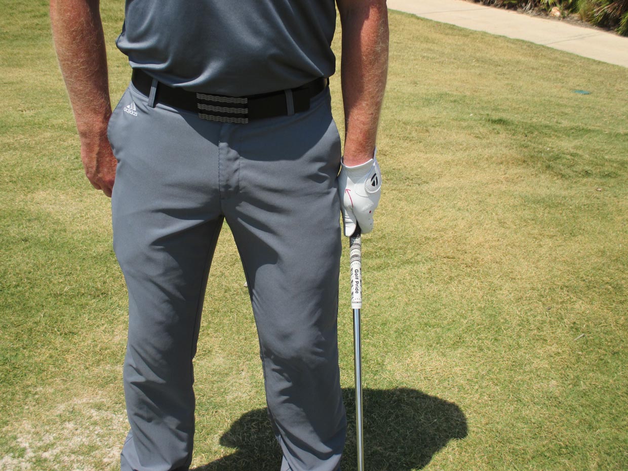 Heb je een AFWIJKING NAAR RECHTS:
Beginpositie hou je linkerhand naast je linkerbeen. Hierdoor creëer je een sterke grip. Zorg wel dat het clubblad recht op je doel staat.