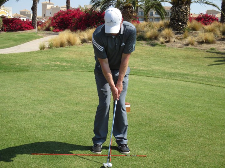 Op het moment dat je de bal raakt is je houding hetzelfde als je beginstand.