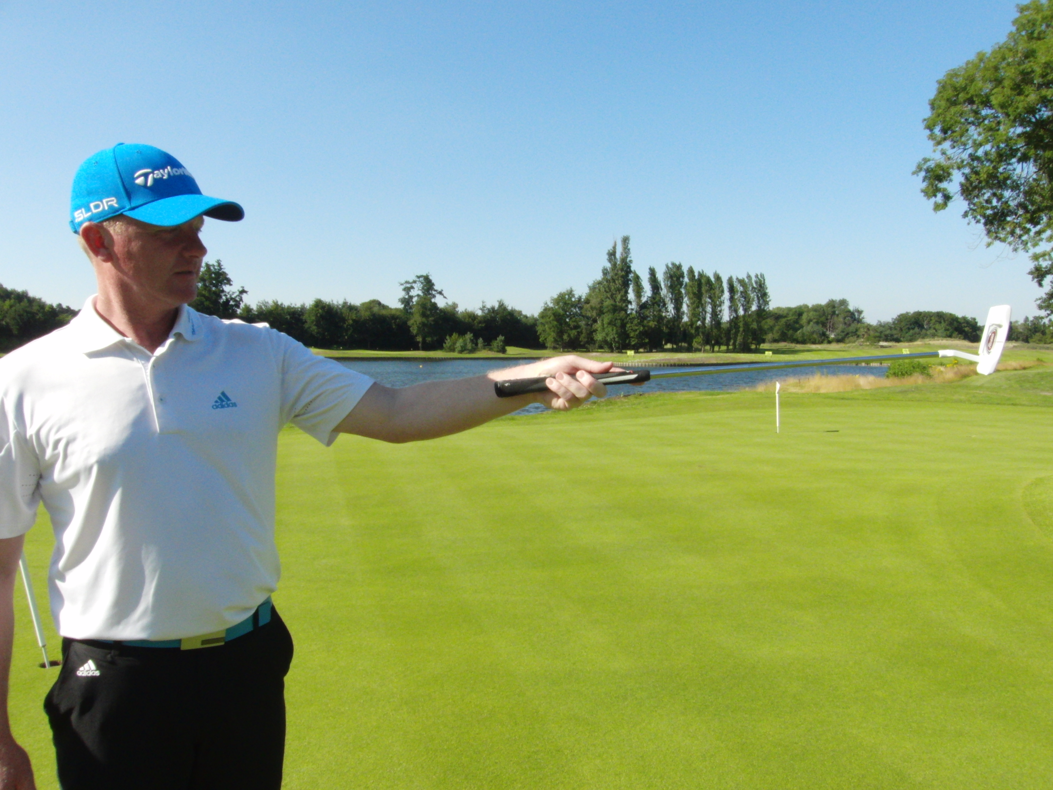 De grip moet op de levenslijn van beide handen gepositioneerd zijn om rotatie van de putter blad te voorkomen.