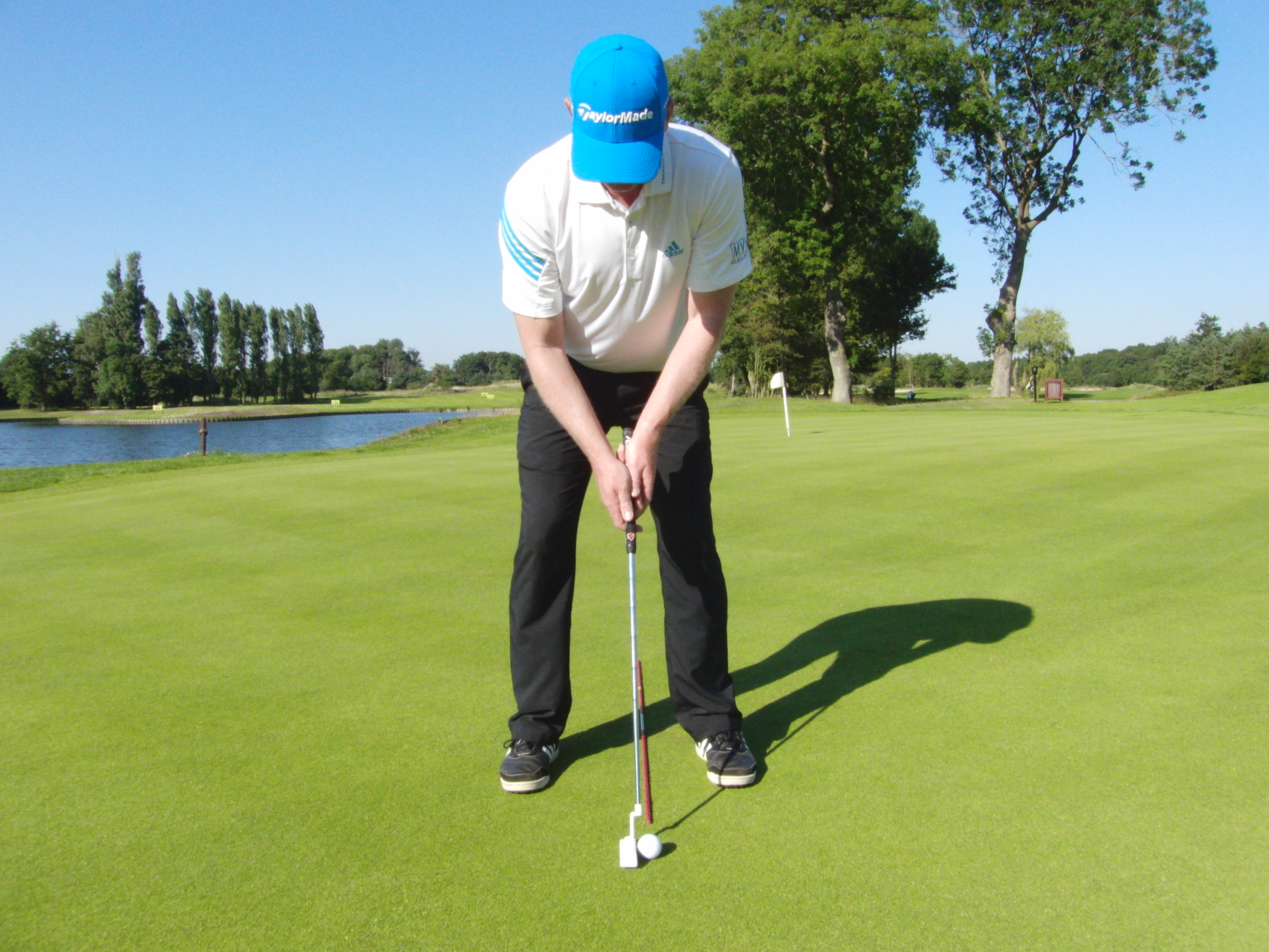 De bal positie is links van het midden.