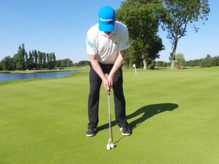 De bal positie is links van het midden.