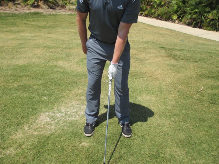 Heb je een AFWIJKING NAAR LINKS:
Beginpositie hou je linkerhand voor je lichaam. Hierdoor creëer je een zwakke grip waardoor er minder rotatie van de hand zal zijn. Zorg wel dat het clubblad recht op je doel staat.